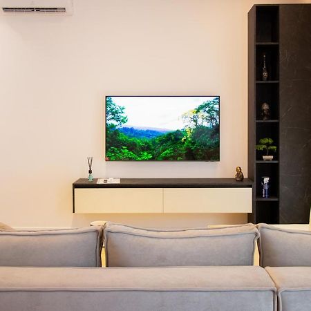 Luxury Rooftop 23 Bed and Breakfast Tirana Esterno foto
