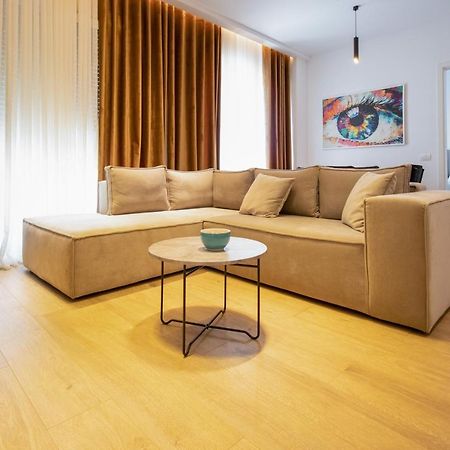 Luxury Rooftop 23 Bed and Breakfast Tirana Esterno foto