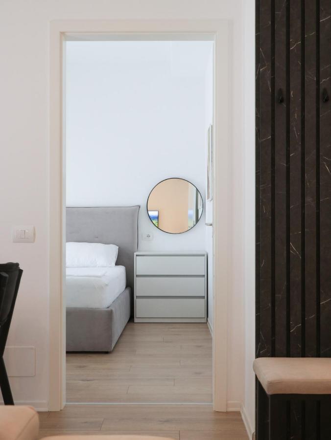 Luxury Rooftop 23 Bed and Breakfast Tirana Esterno foto