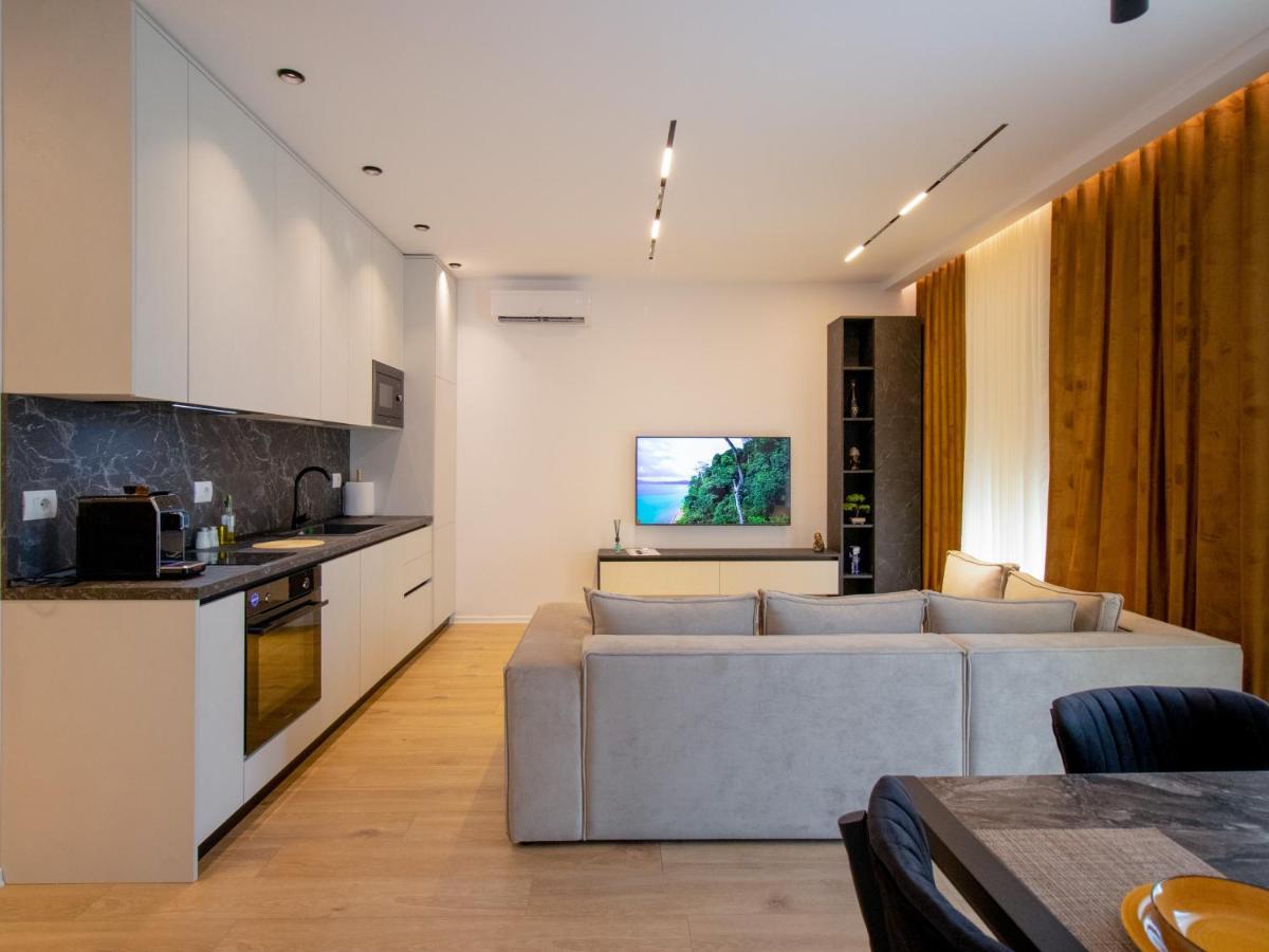 Luxury Rooftop 23 Bed and Breakfast Tirana Esterno foto