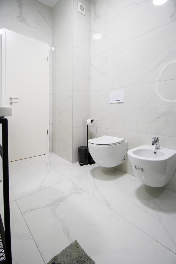 Luxury Rooftop 23 Bed and Breakfast Tirana Esterno foto