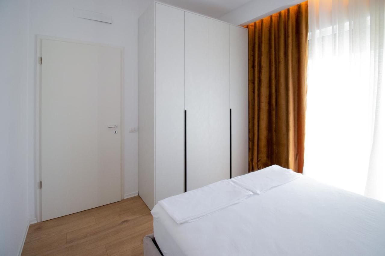 Luxury Rooftop 23 Bed and Breakfast Tirana Esterno foto