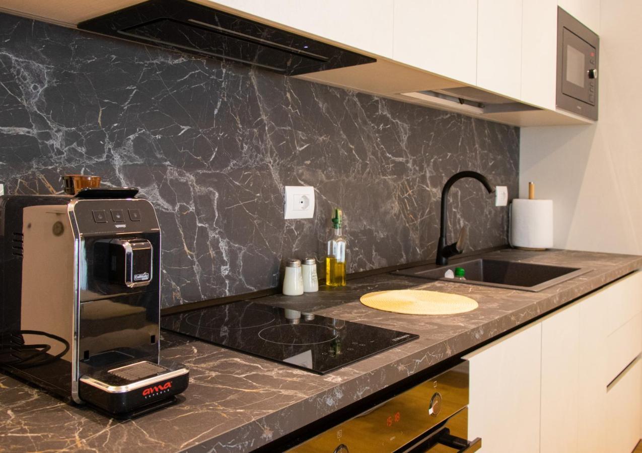 Luxury Rooftop 23 Bed and Breakfast Tirana Esterno foto