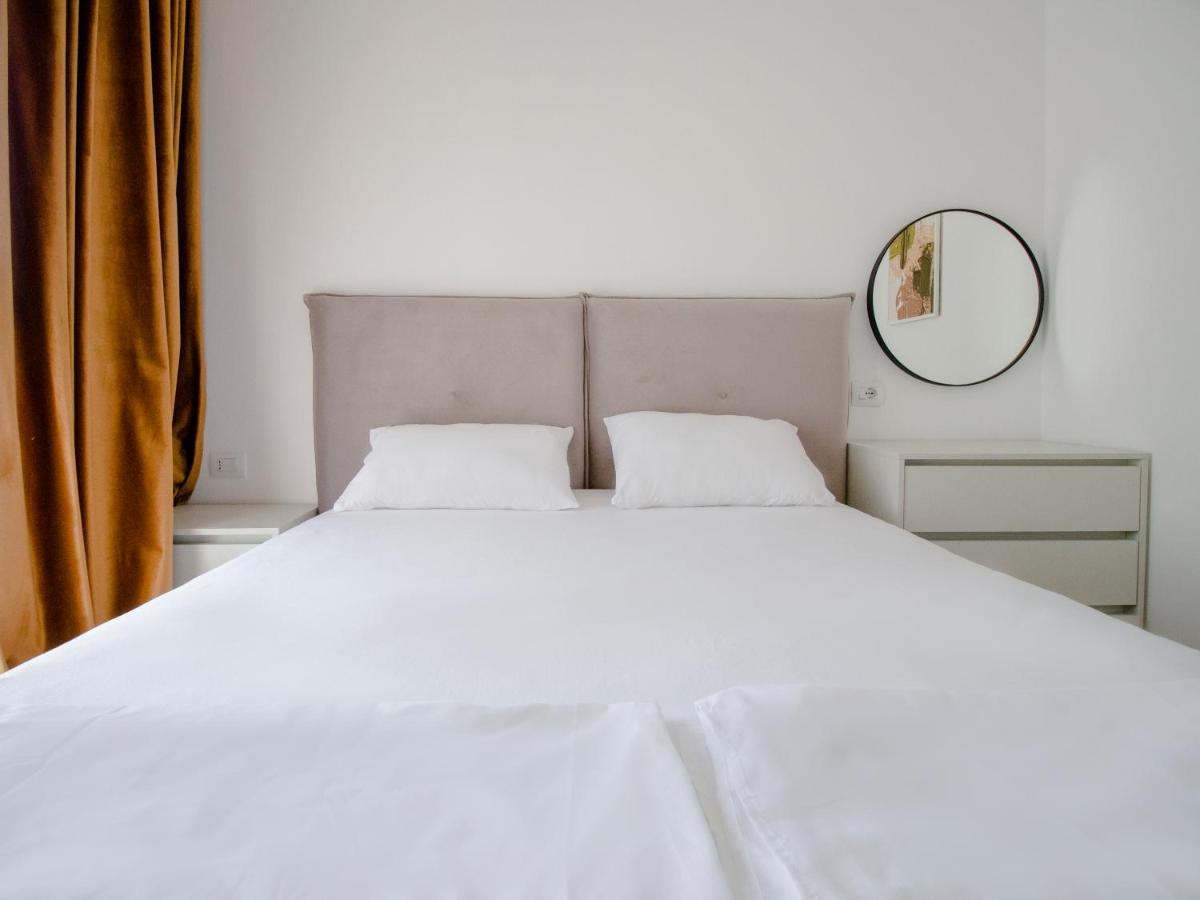 Luxury Rooftop 23 Bed and Breakfast Tirana Esterno foto
