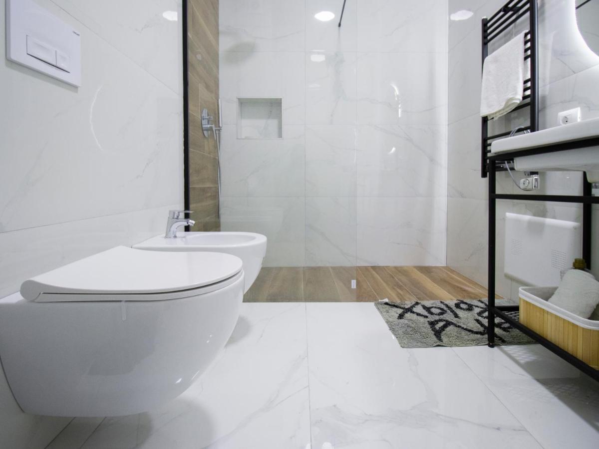 Luxury Rooftop 23 Bed and Breakfast Tirana Esterno foto