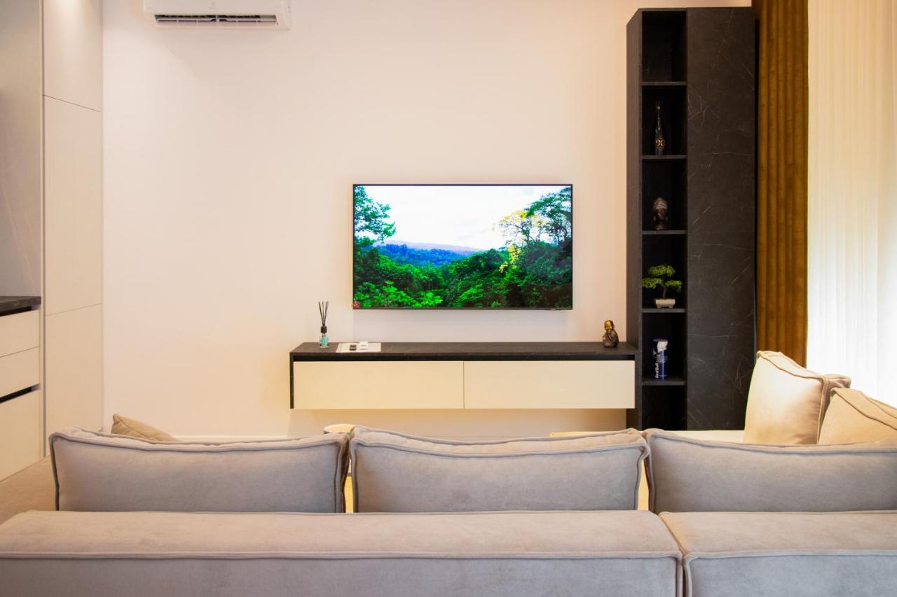 Luxury Rooftop 23 Bed and Breakfast Tirana Esterno foto