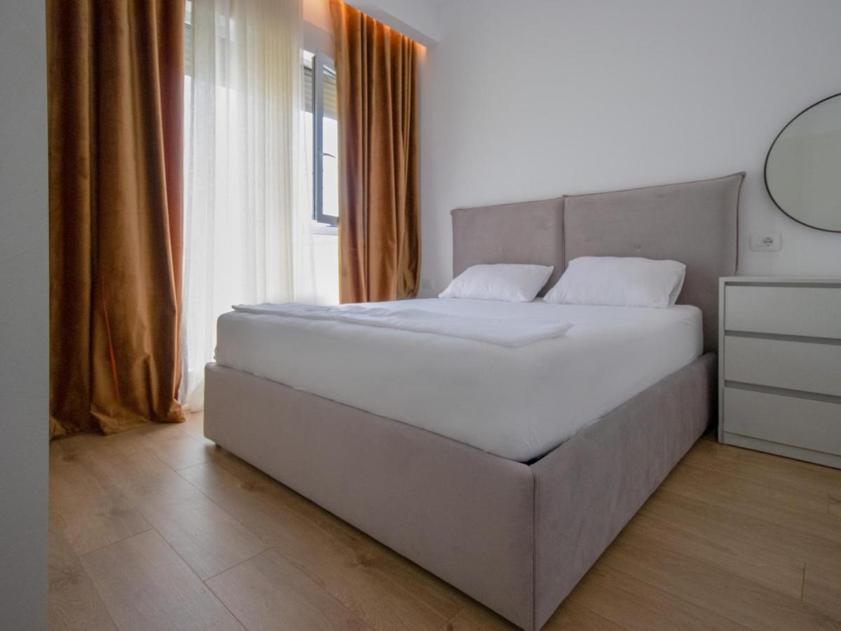Luxury Rooftop 23 Bed and Breakfast Tirana Esterno foto