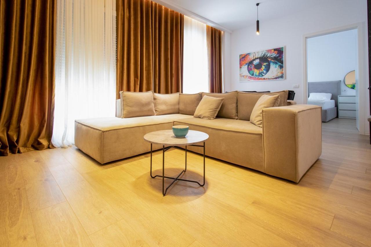 Luxury Rooftop 23 Bed and Breakfast Tirana Esterno foto