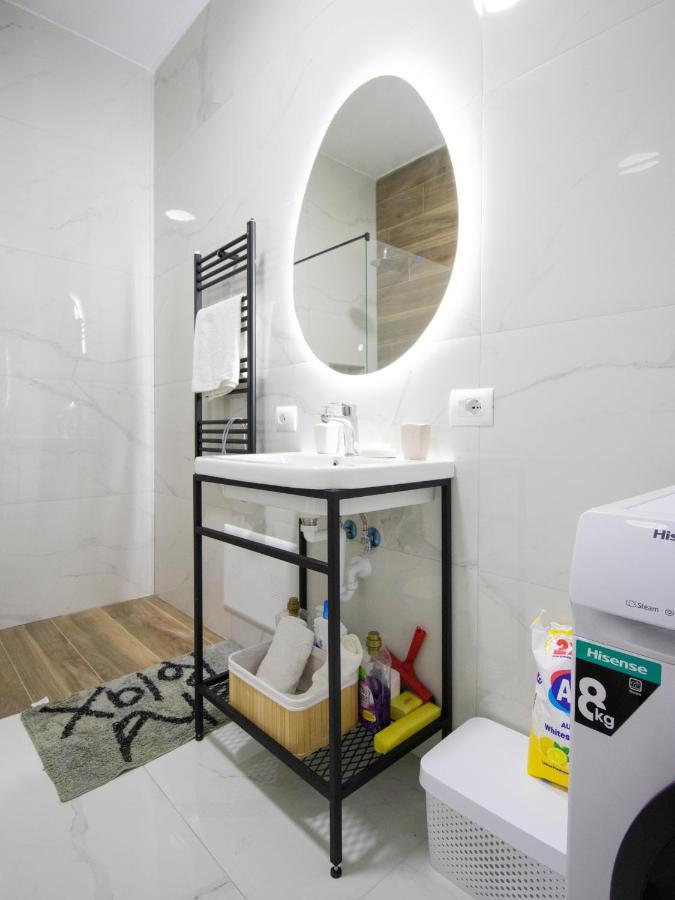 Luxury Rooftop 23 Bed and Breakfast Tirana Esterno foto