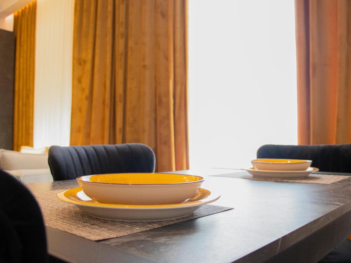 Luxury Rooftop 23 Bed and Breakfast Tirana Esterno foto