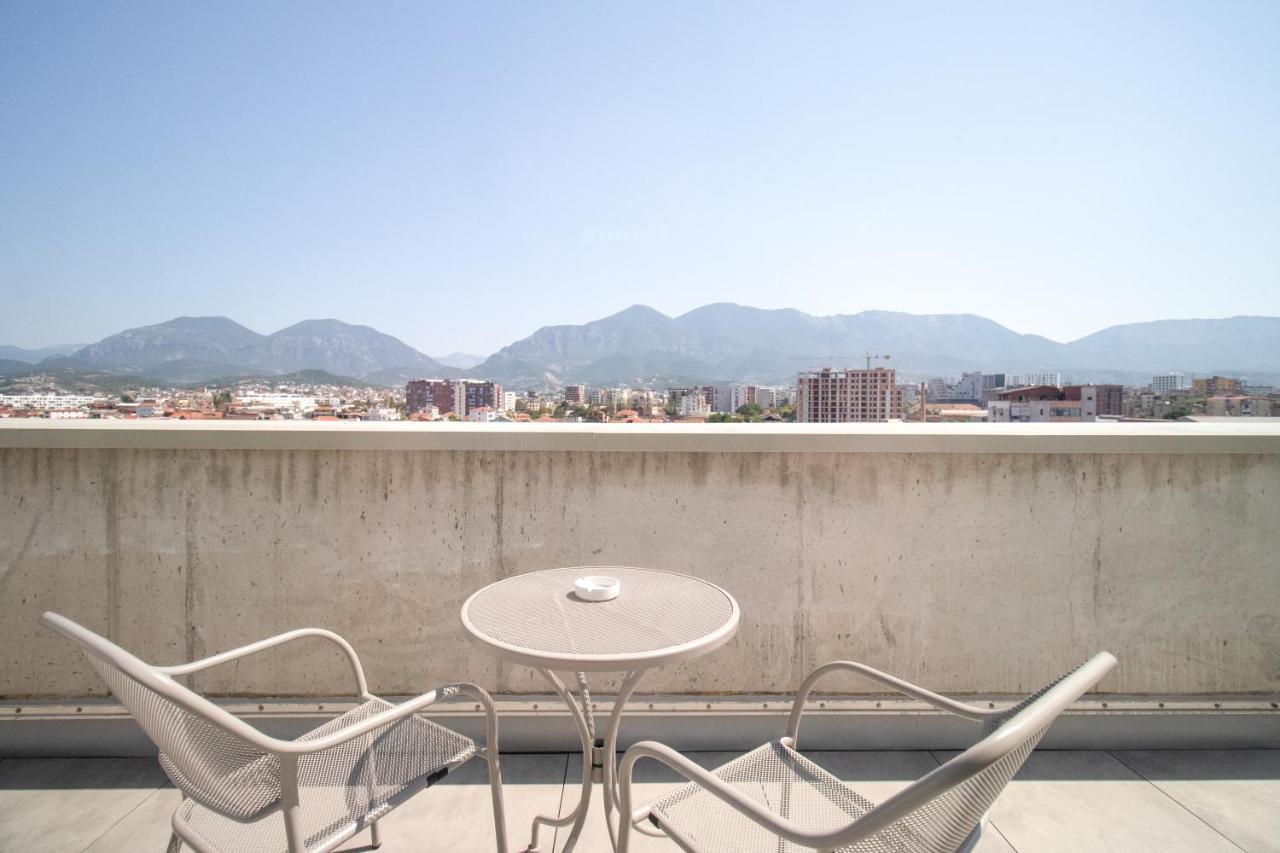 Luxury Rooftop 23 Bed and Breakfast Tirana Esterno foto