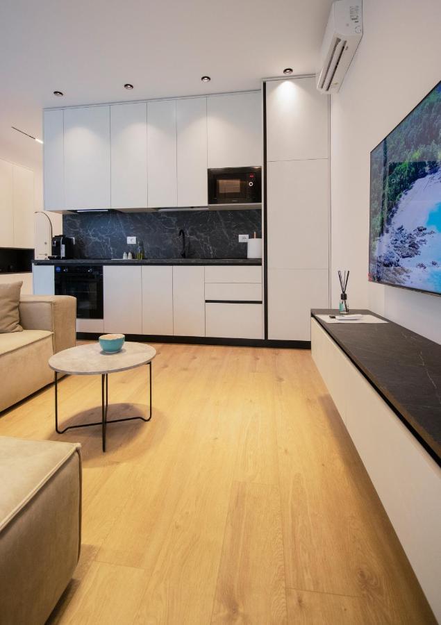 Luxury Rooftop 23 Bed and Breakfast Tirana Esterno foto