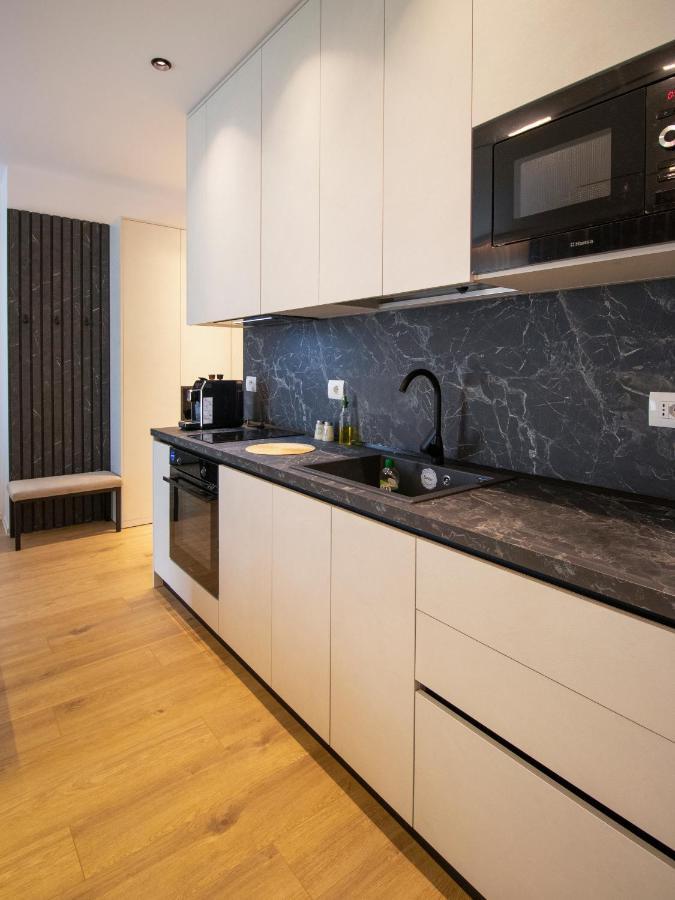 Luxury Rooftop 23 Bed and Breakfast Tirana Esterno foto